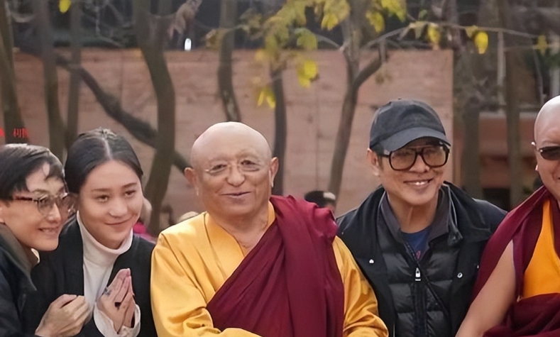 李连杰曾是功夫巨星，以矫健身手和经典作品风靡全球。然而岁月无情，近期曝光的近照令