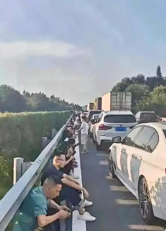 面对国庆堵车，你属于哪一批大聪明？

1：1号凌晨摸黑上路，小聪明
2：30号晚