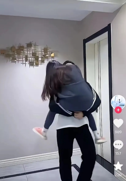 儿子抱妈妈转圈本是很温馨的画面。就像日常生活中，儿子开心时抱起妈妈转个圈，那是纯