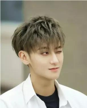 黄子韬
虽然你是最早的黄毛
但你也是最靠谱的黄毛
归国四子，黄子韬看着是最