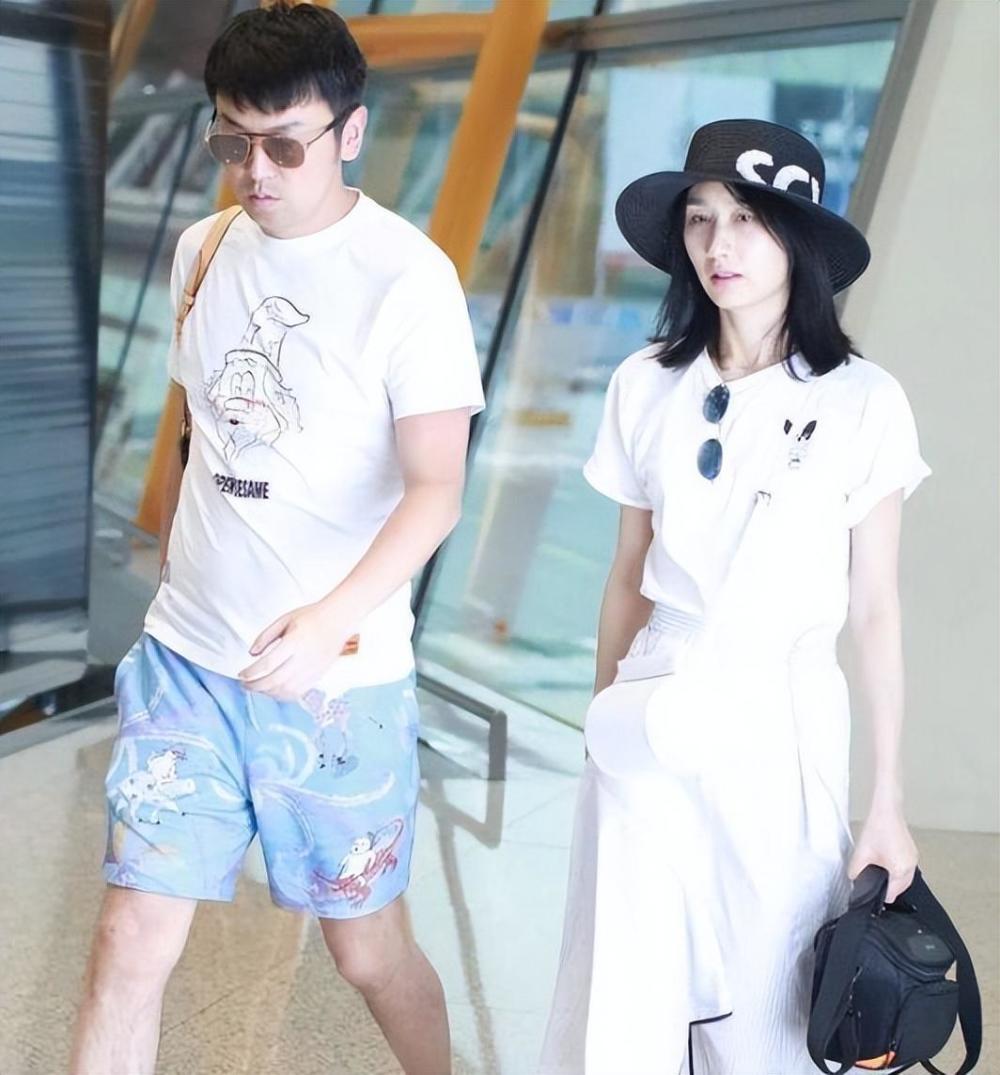 一次，雷佳音拍完戏回家吃饭，可是却看见家里都没有做晚饭，妻子还一脸怒气地坐在旁边