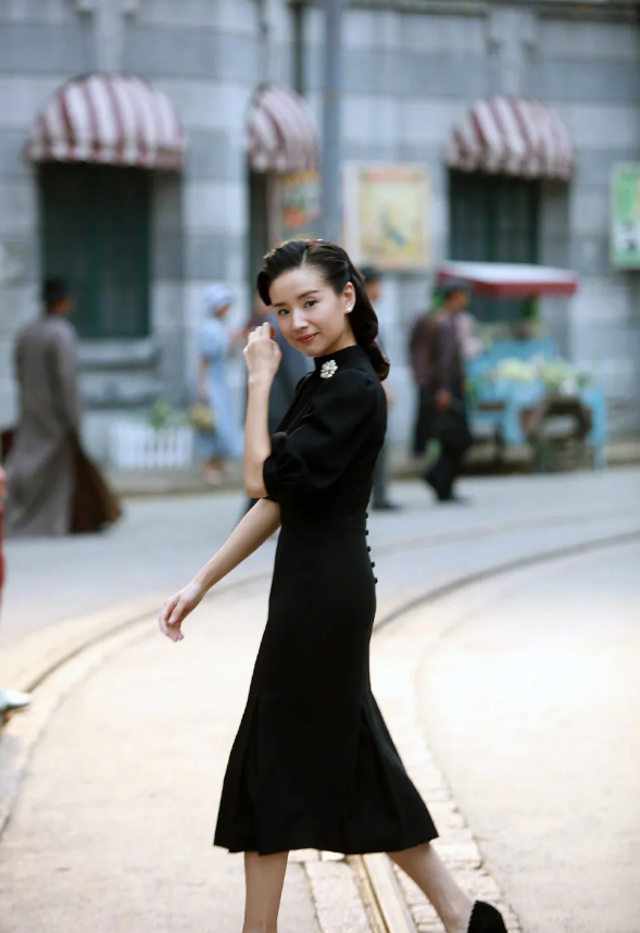 董洁晒片场照，她真的很适合年代戏，穿上旗袍太美了，五官秀气柔和气质清冷独特，柔中