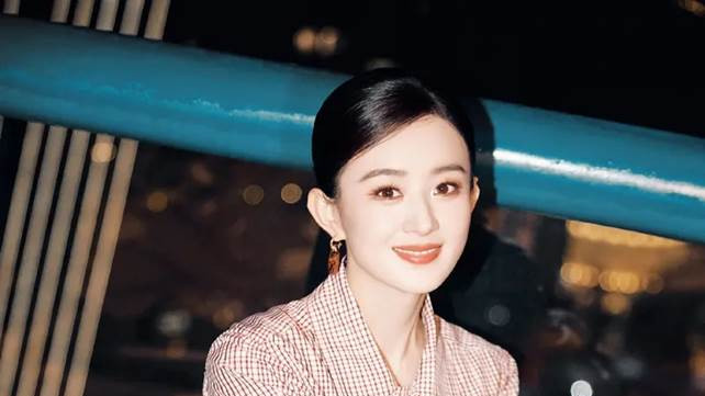 赵丽颖时尚穿搭，经典格子裙亮眼，精致配饰点睛