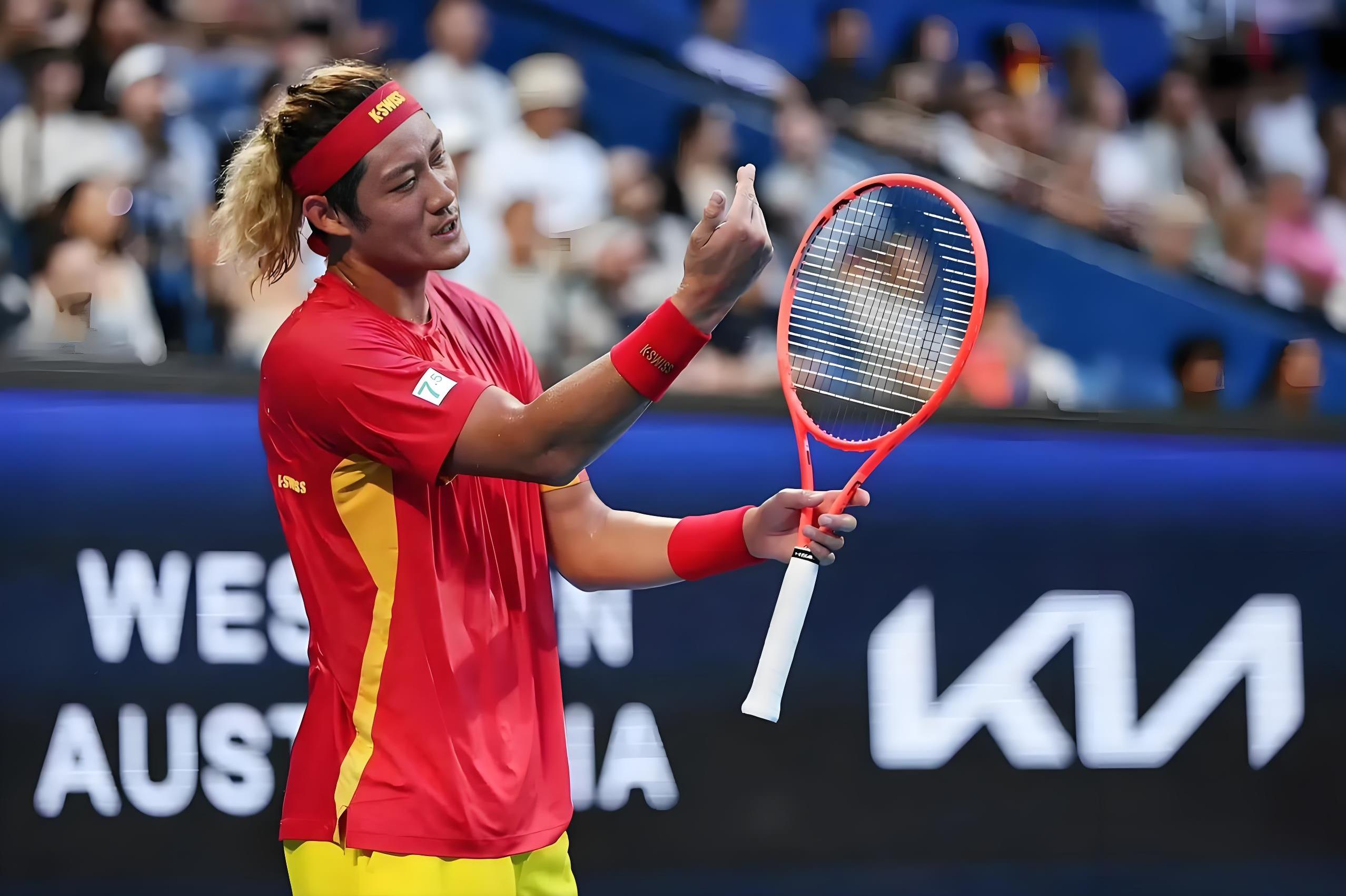 真想吐槽一下，这场混双张之臻就是拖油瓶，发球不好也算了，底线也打不过人家，更离谱