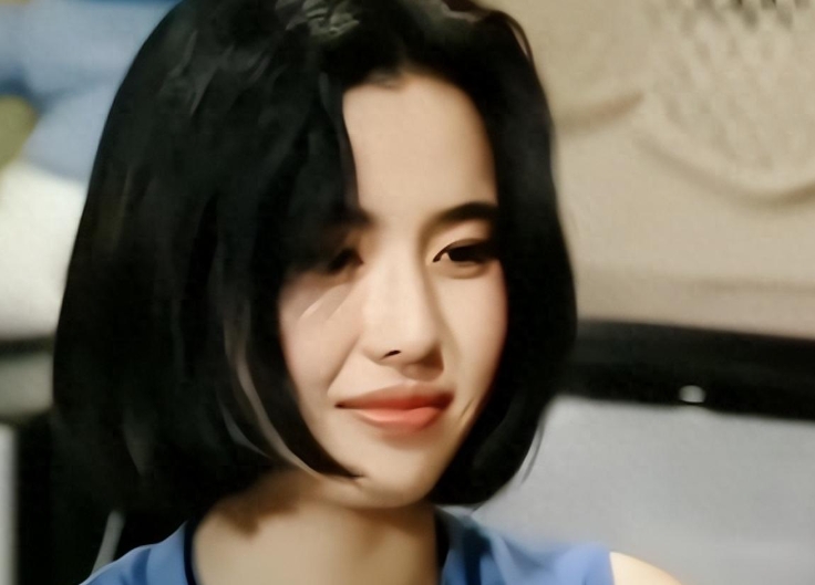 女星王澜因神似王祖贤被赞“内地王祖贤”，初入演艺圈时惊艳众人。但近年她身材走样，