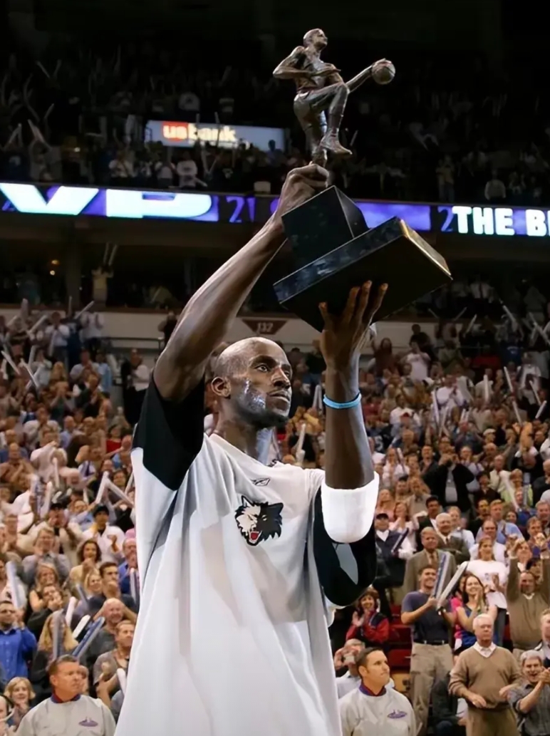 森林狼管理层头都大了！一步错，步步错！

先是在2023年10换1获得戈贝尔，其