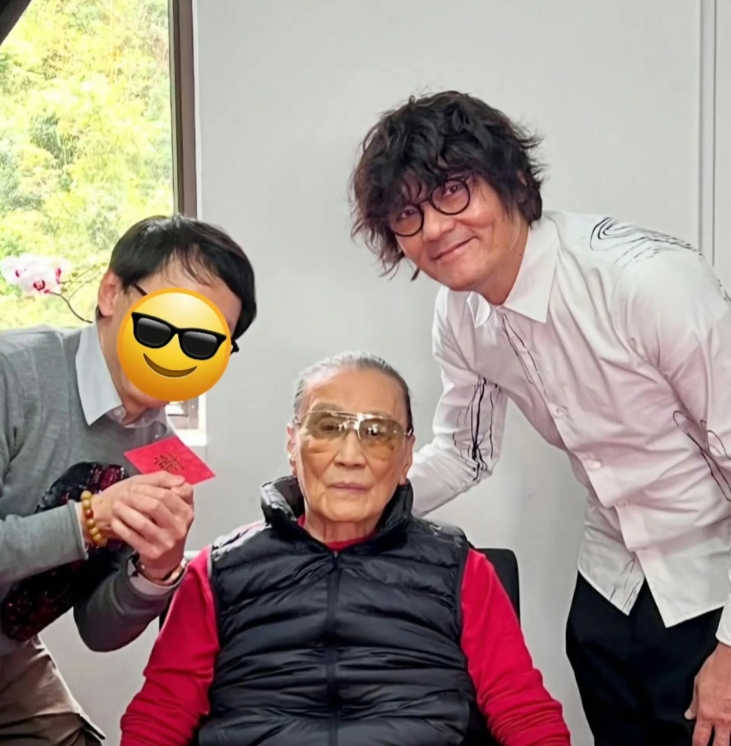 谢贤有点让人认不出了，感觉一下子老了好多。年后有演艺圈的后辈去给他拜年，精神状态