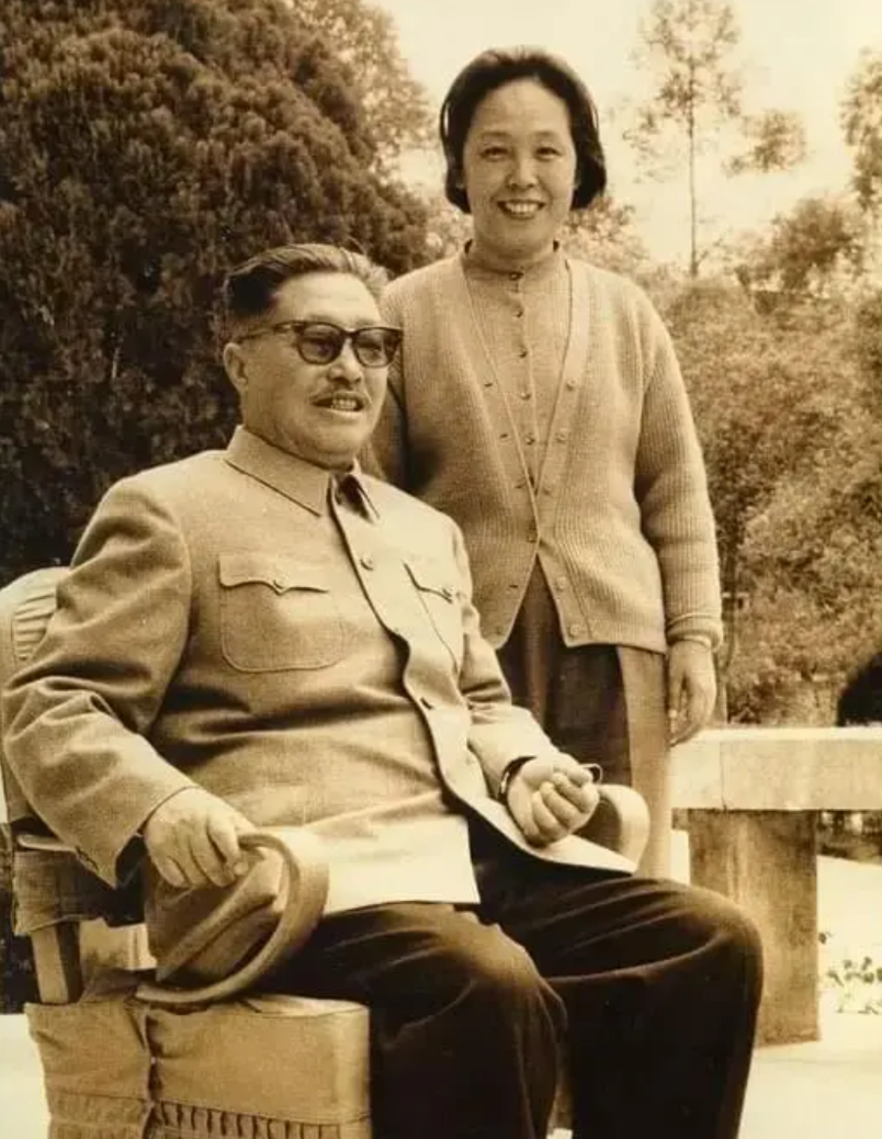 这是贺龙与薜明在一起照的最后一张合影，也是薜明最喜欢的一张照片！此时他们在成都，