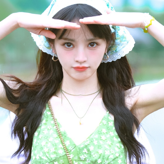 田曦薇深V田园风吊带，甜美少女的美，不施粉黛的纯。