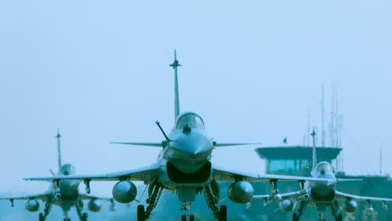 歼20斩获“金头盔”，四战四胜毫无压力，飞行员一句话令美军心惊