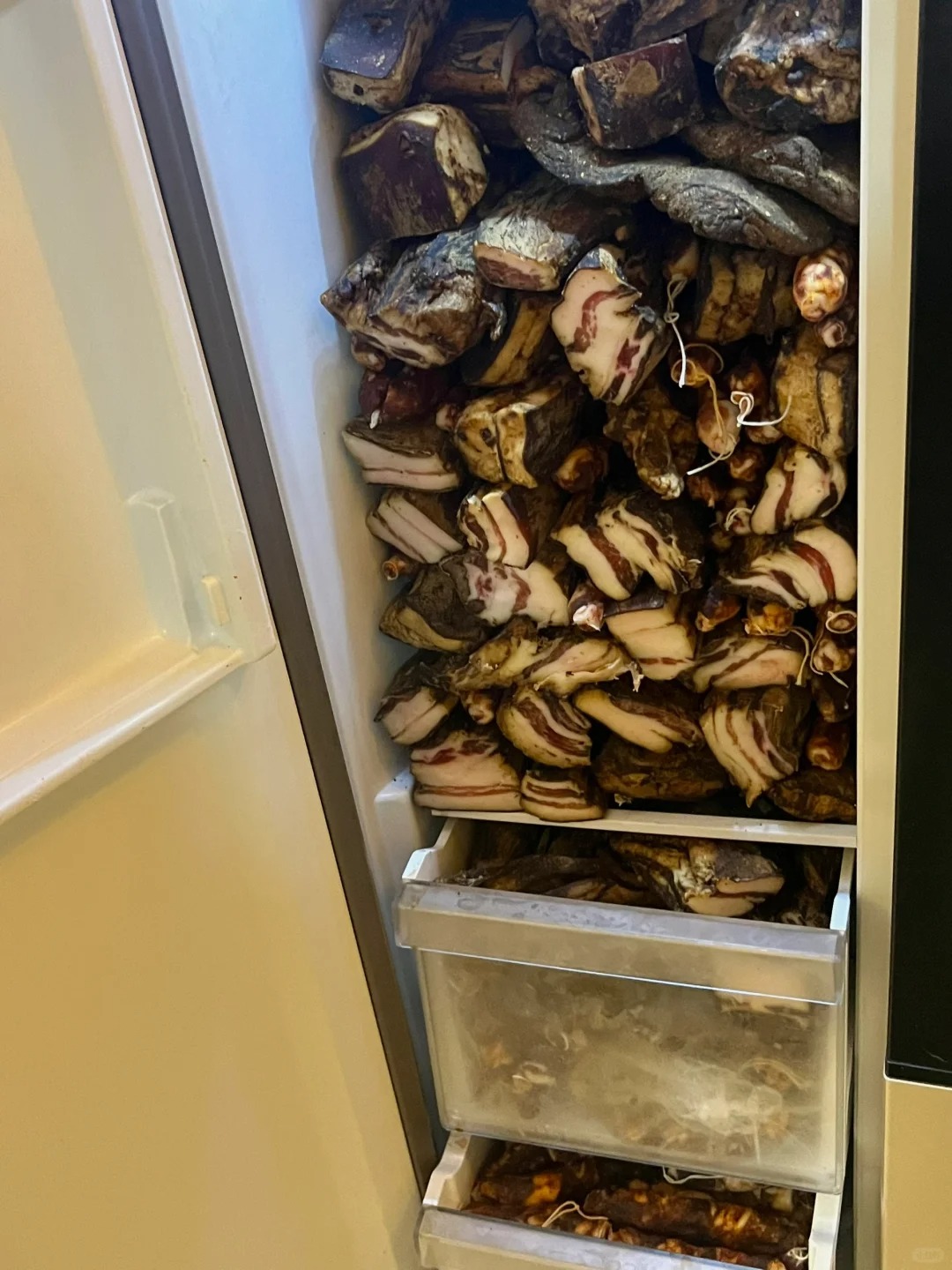 来朋友家里做客。。。打开冰箱的一瞬间
无意中打开家里冰箱真的是被吓了一跳！！！
