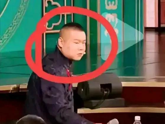 岳云鹏这次可能真的是尴尬了！
在央视春晚上，他一时没多想，直接把话筒递给了一个观
