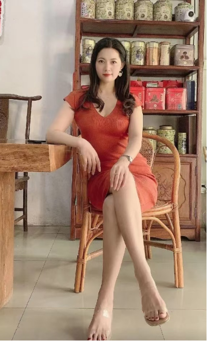 女朋友闺蜜今天来找我要跟我一块喝酒哈哈哈哈哈