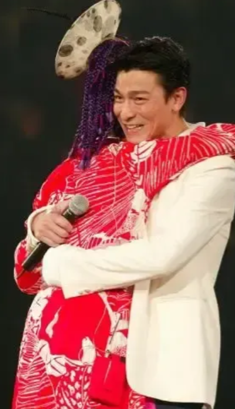 热榜第一名，刘德华这回可是捅了绿营的蜂窝，让他们酸得不行，各种骂声此起彼伏。
