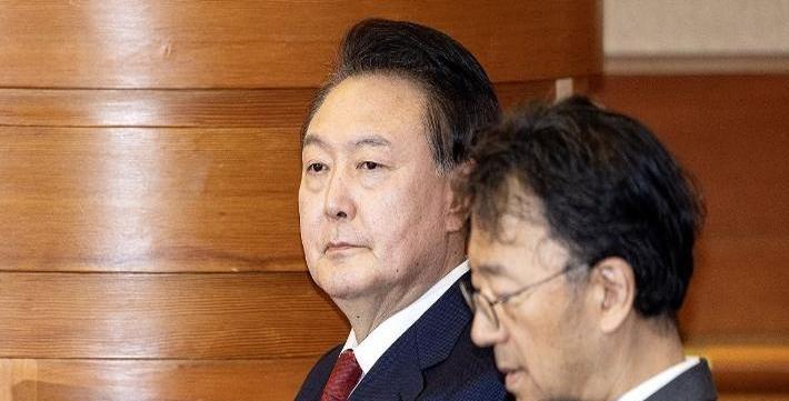 一上法庭就“生病”，尹锡悦犯了“韩国总统职业病”？
21日，韩国首尔法院有关尹锡