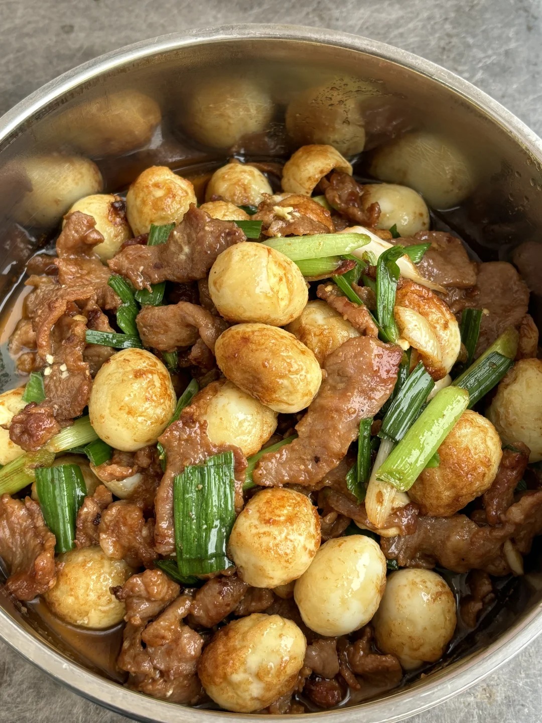 吃得饱，想得少。 天天开心没烦恼😋
瘦肉炒鹌鹑蛋
四季豆炒肉卷
清炒白菜
玉米