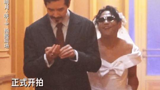 《窗前明月，咣！》：费翔跨界喜剧，如何逆袭成跨年夜黑马？