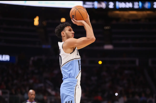 真是没有什么存在感呀，状元里萨谢太水了！
全明星赛新秀赛半决赛状元里萨谢所在的穆