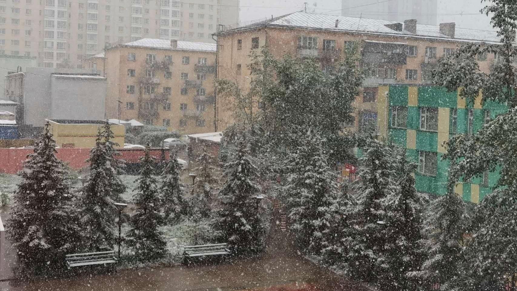蒙古罕见夏至下雪，沙尘破纪录低温袭击北方！网友：天气发癫了？