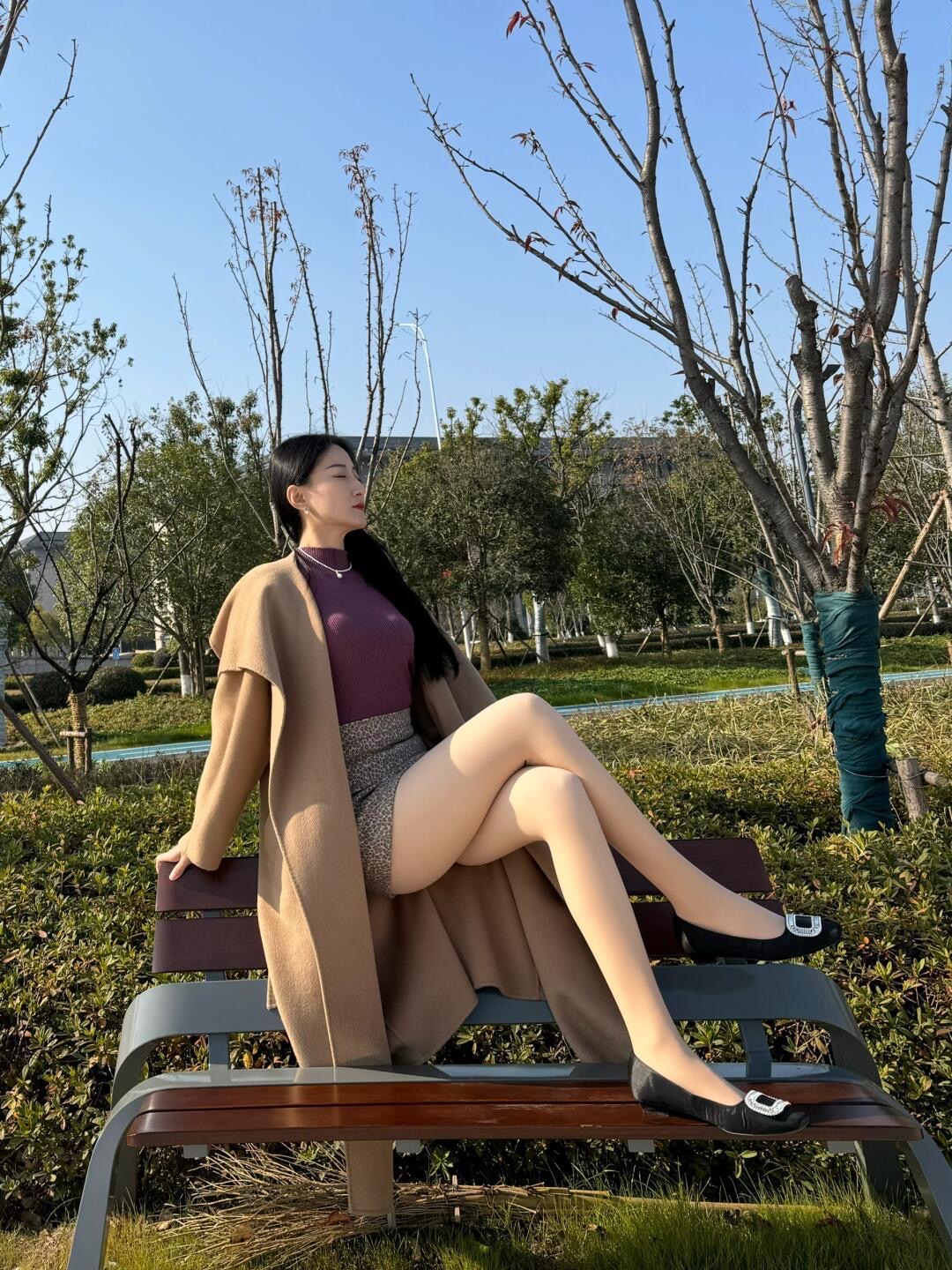 驼色大衣配紫衫，短裙丝袜搭黑鞋，优雅秋日风。