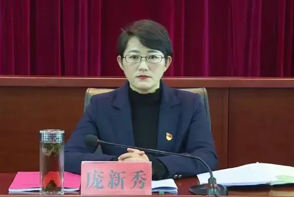 2020年，云南丽江华坪县县长庞新秀在《时代楷模发布厅》节目中，哽咽讲述华坪女子
