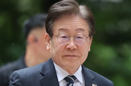 韩国最大在野党党首李在明“教唆伪证”案一审宣判。

一、法庭上，李在明用行动证明
