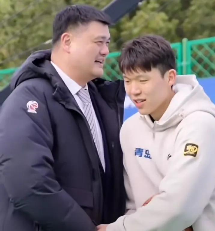 杨瀚森绝对是英雄出少年，又年轻又积极有活力有潜力！杨瀚森218的身高，他跟姚明的