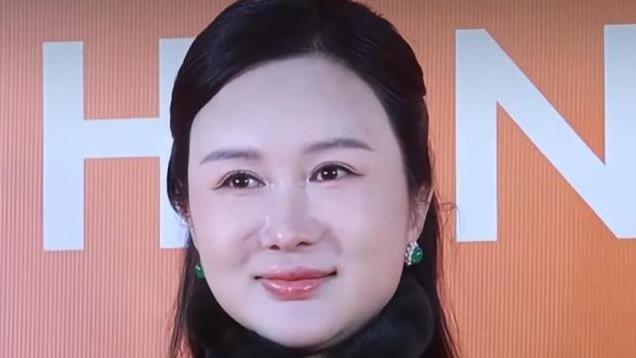 杜星霖三胎后出席活动，离开滤镜暴露真实状态，脸上科技感十足