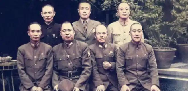 1947年9月，陈诚视察52军时，当着军长梁恺、副军长刘玉章的面，大骂：“你们这