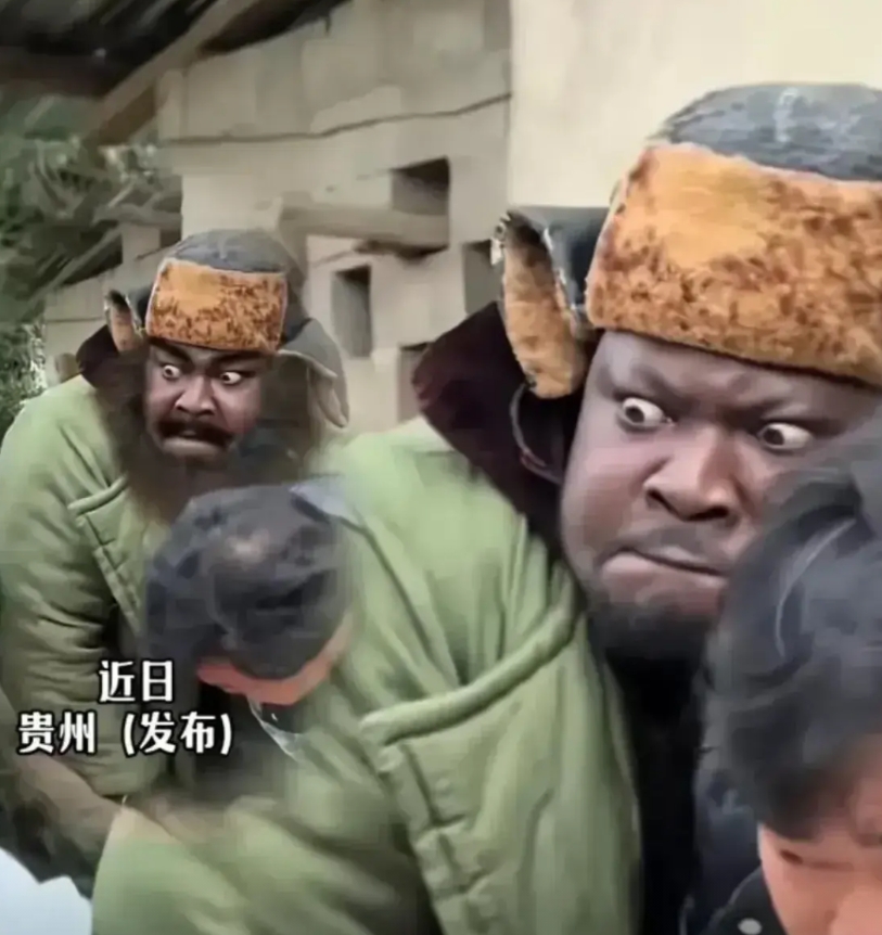 贵州这个黑人小哥火了，他想体验一下农村杀年猪的感觉，主人给他找了个军大衣穿上。黑