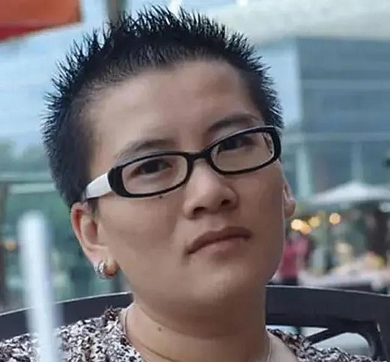 2005年，耿子成为国内首例接受“女变男”手术的人。从小，他就不觉得自己是个女孩