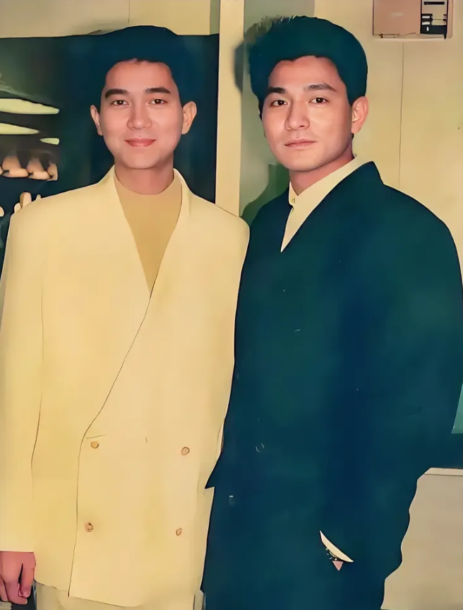 眼前的两位帅哥，都是香港流行乐坛叱咤风云的人物。他们唱功精湛，相貌出众，德艺双馨