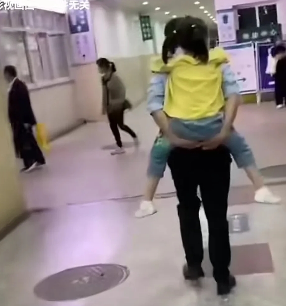 江苏南通，女子患直肠癌后，丈夫和两个女儿竟让她放弃治疗，女子一怒之下，把她名下一