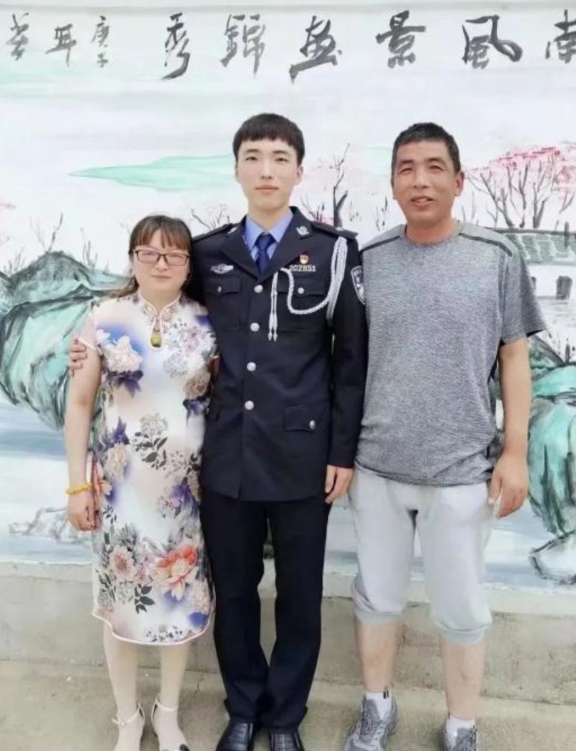 2020年，江苏一民警因公殉职，谁料两年后，他的母亲竟在商城看到儿子身影，这让母