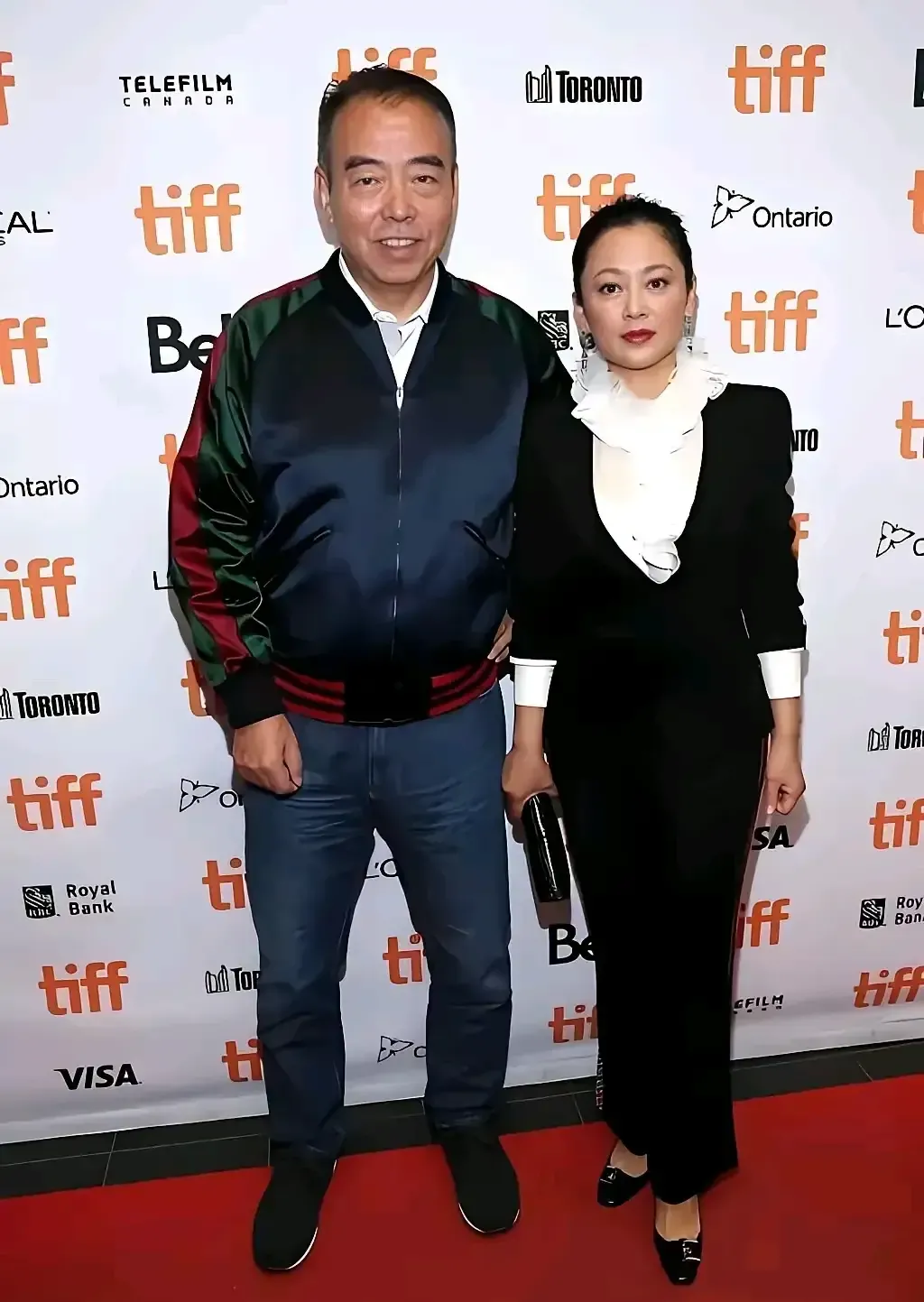 画面中曾经的大陆第一美女陈红穿搭时尚经典，身材略显丰腴，皮肤缺乏光泽，目光空洞疏
