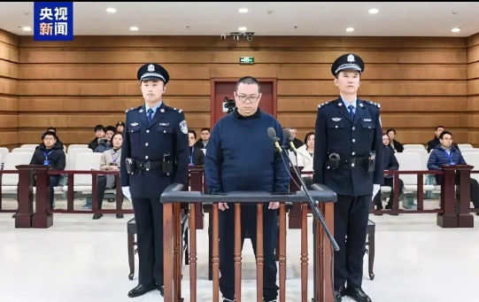 真是活该。

白天辉听到二审维持死刑的那一刻，两只手紧紧握住衣角，肩膀一下塌下去