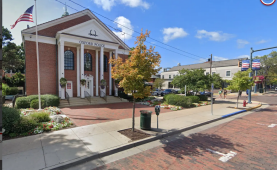 美国某家长因为觉得孩子家庭作业多，给学校打18次电话，因为威胁校方，最后被警方拘