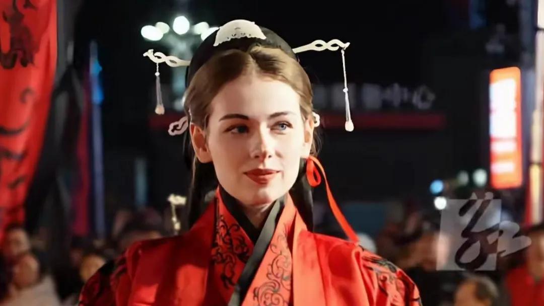 男子迎娶白俄美女，身高矮一头，中式婚礼太惊艳，女方不要彩礼
