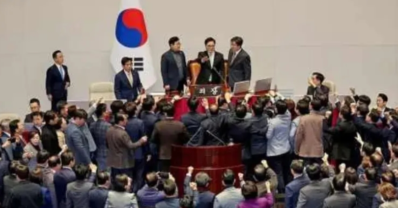 罕见，以高票通过。韩国代总统韩德洙的心应该象块大冰块，拔凉拔凉的。这是韩国前总统