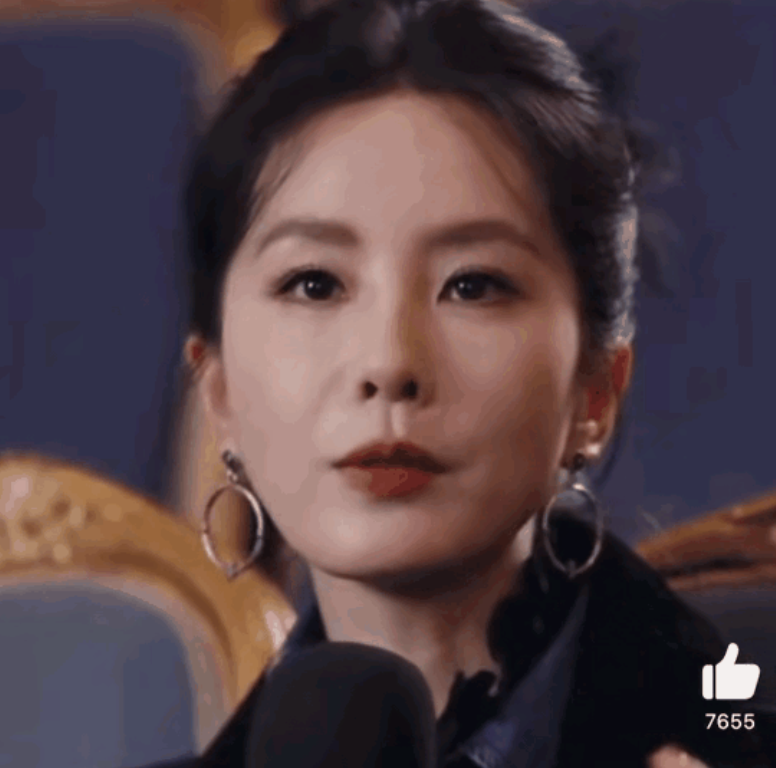 天啊，刘诗诗的脸怎么毁成这样了？
不仅脸变僵人中变长，眼睛也向上吊起来了，法令纹