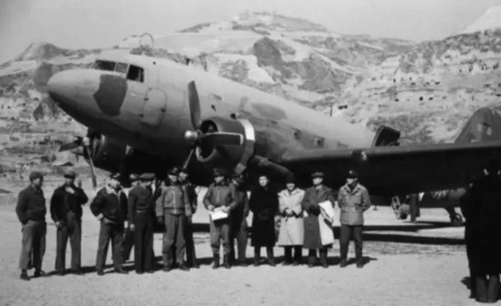 1947年4月，一批中外记者刚刚抵达“沦陷”的延安，按照胡宗南的安排，就去采访“