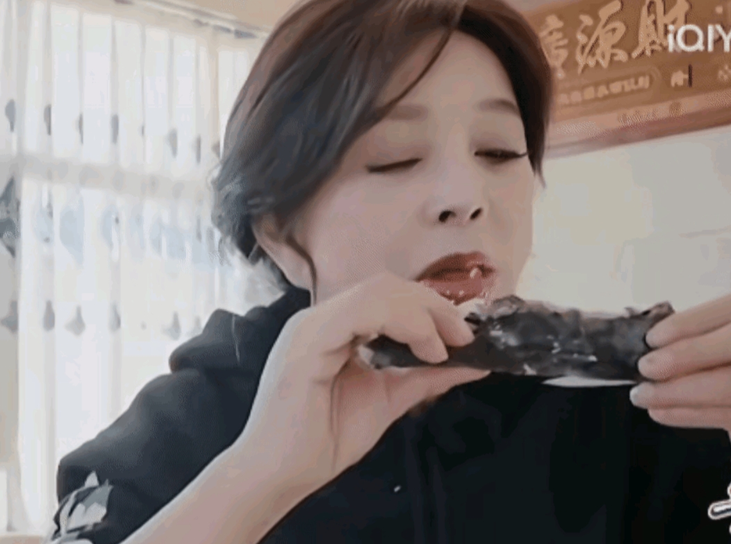 庆奶还是你庆奶，四两拨千斤让李小冉无话可说。
就拿吃鱼这件事来说，李小冉主张不再