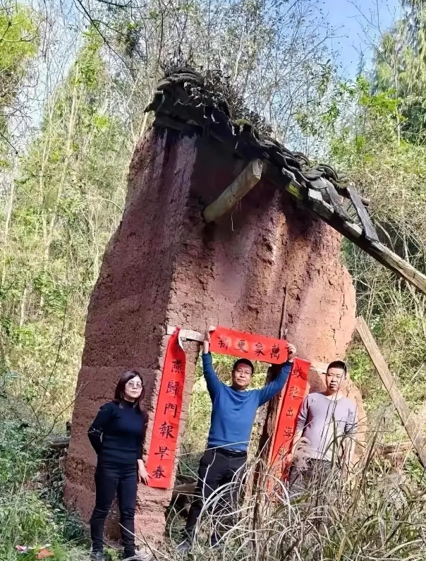 在遥远的贵州山村，老李家仅剩一面墙，但兄妹三人，每年春节都会千里迢迢的赶回老家，
