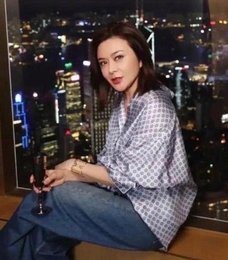 关之琳曾是香港影坛耀眼明星，留下诸多经典形象。虽已63岁，但风采不减当年。近日现