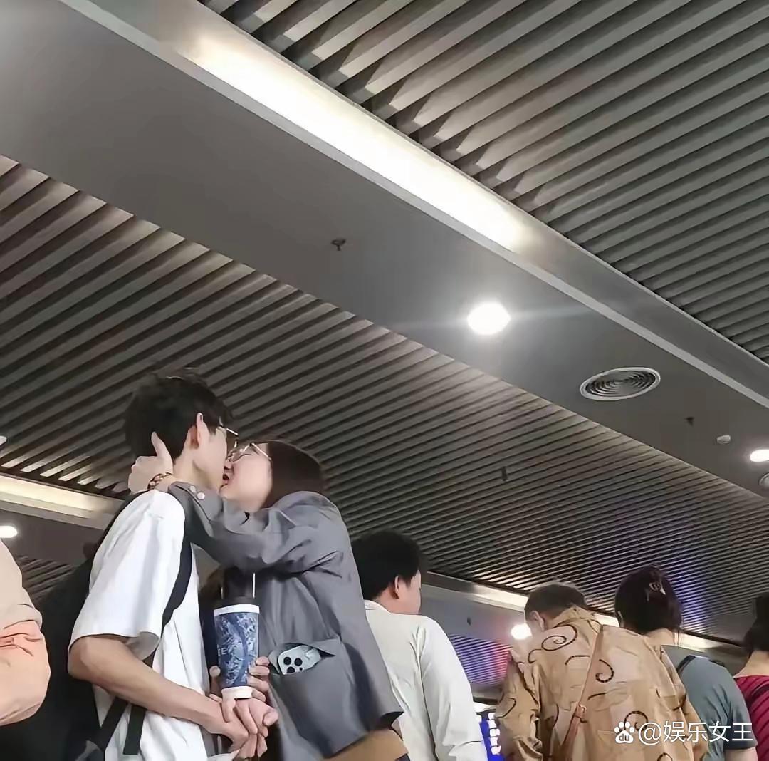他们应该没发现我蹲着吧？