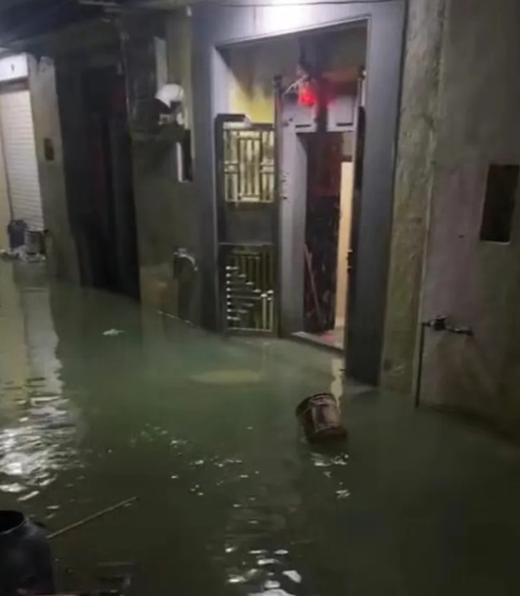18日晚至19日上午，广东多地发生海水倒灌，汕尾陆丰等地较严重，浸至一楼。

深