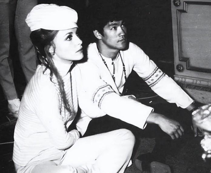 1968年，美女明星莎朗·塔特向李小龙学习功夫，李小龙戴着眼镜认真传授，一年之后