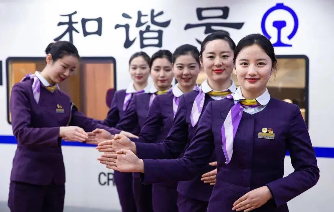 某个高铁乘务员的月收入情况：
1、基本工资：3500元 2、考勤绩效：1180元