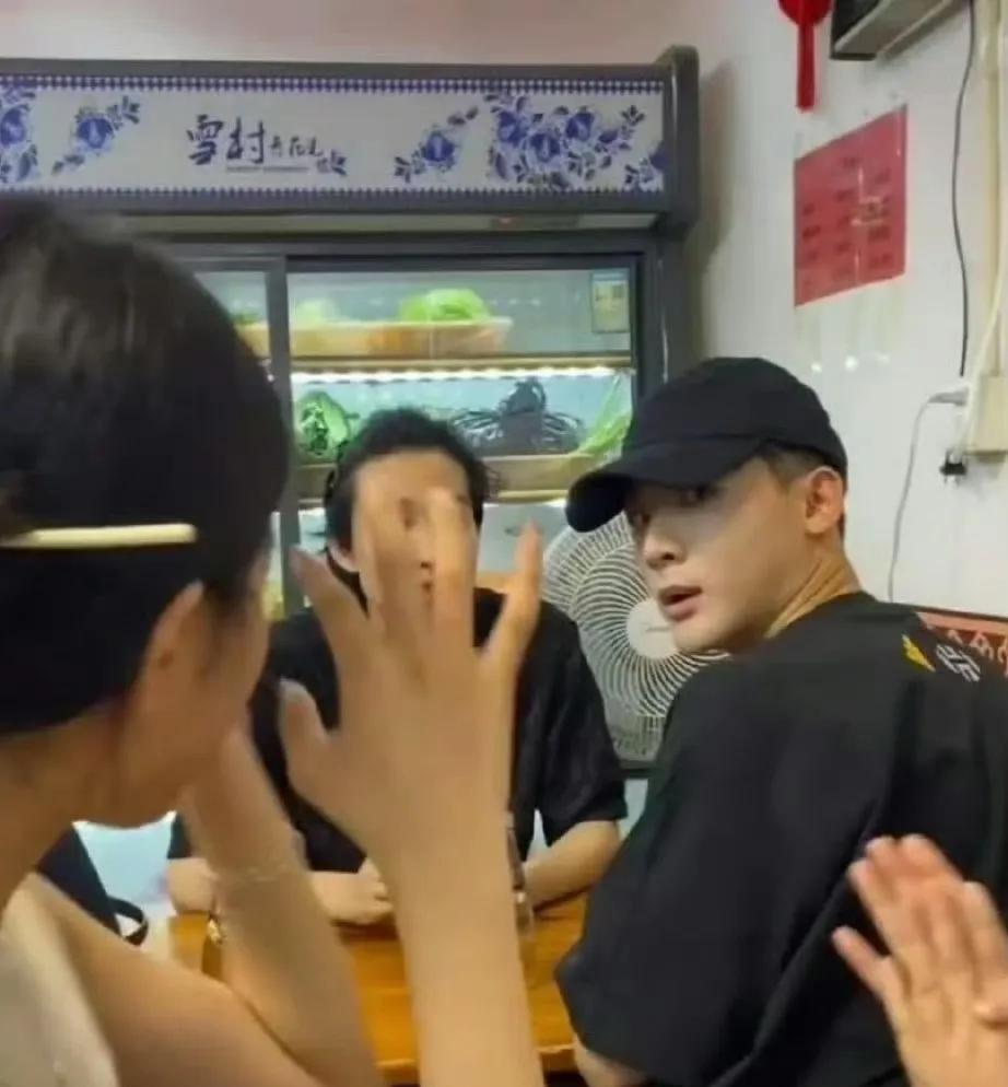 有网友在小饭店里面遇到了大明星张晚意，张晚意一身黑，还戴了帽子相当的低调，粉丝呼