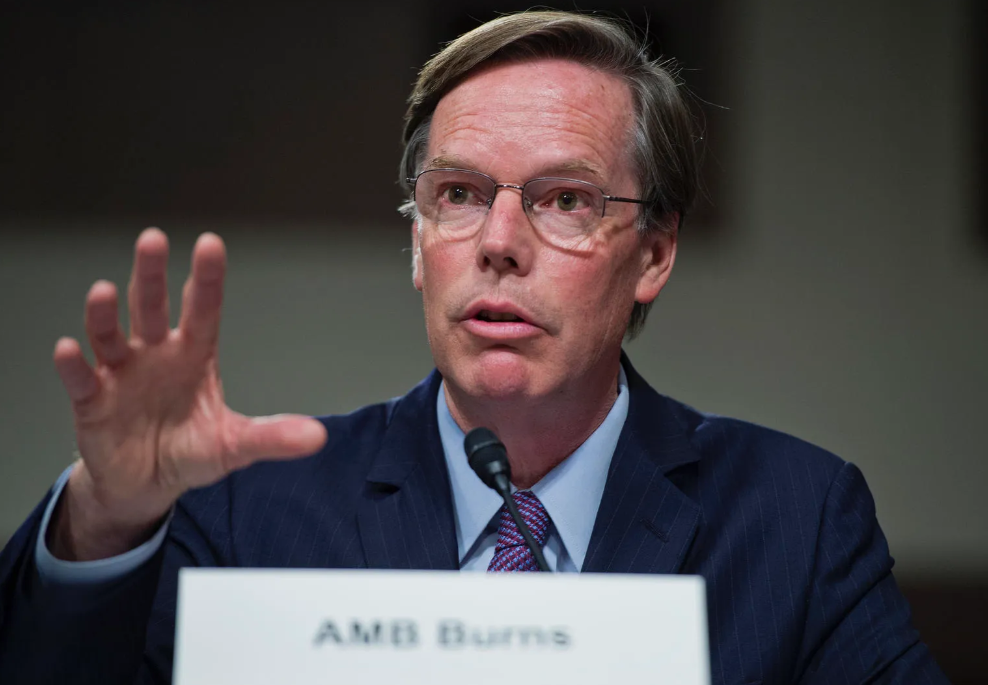 美国驻华大使伯恩斯今晚写道：“在孔子的出生地曲阜，我有幸见到殷教授并且聆听他生动